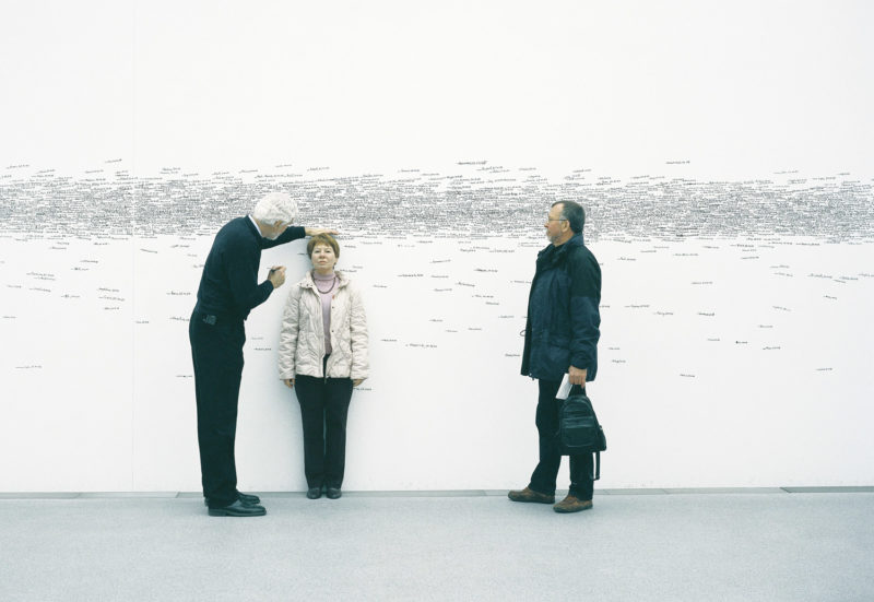Roman Ondak – Measuring the Universe, 2007, performance, felt-tip pen, museum guards, museum audience