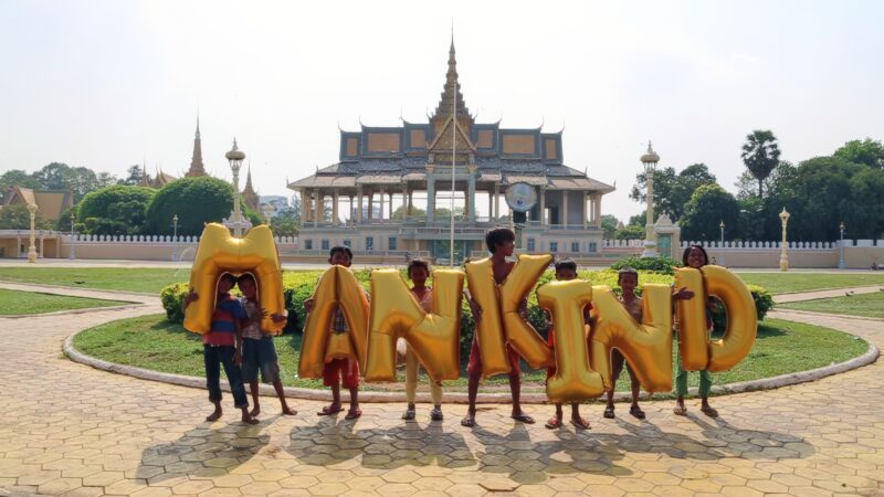 Cambodia-Phnom-Penh-Mankind-2016-Silence-was-Golden-gold-balloons-workshop