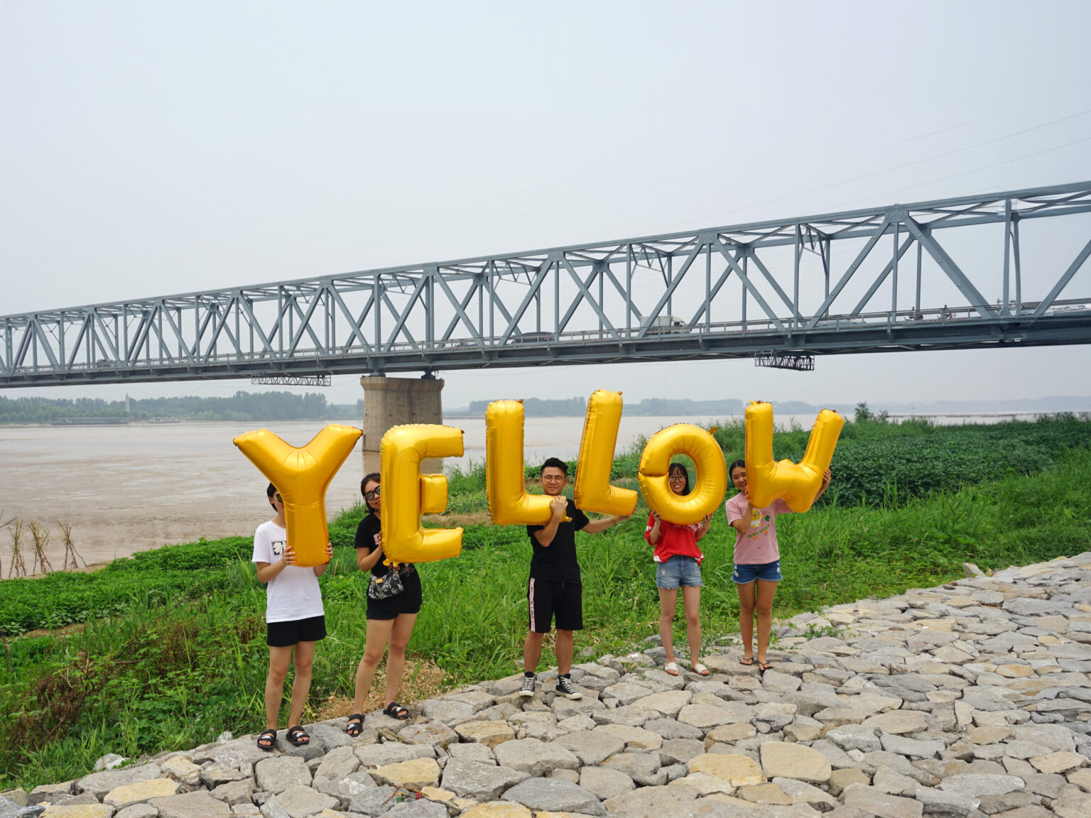 Golden balloons at Binzhou Yellow River Bridge (滨州黄河大桥), China – Yellow