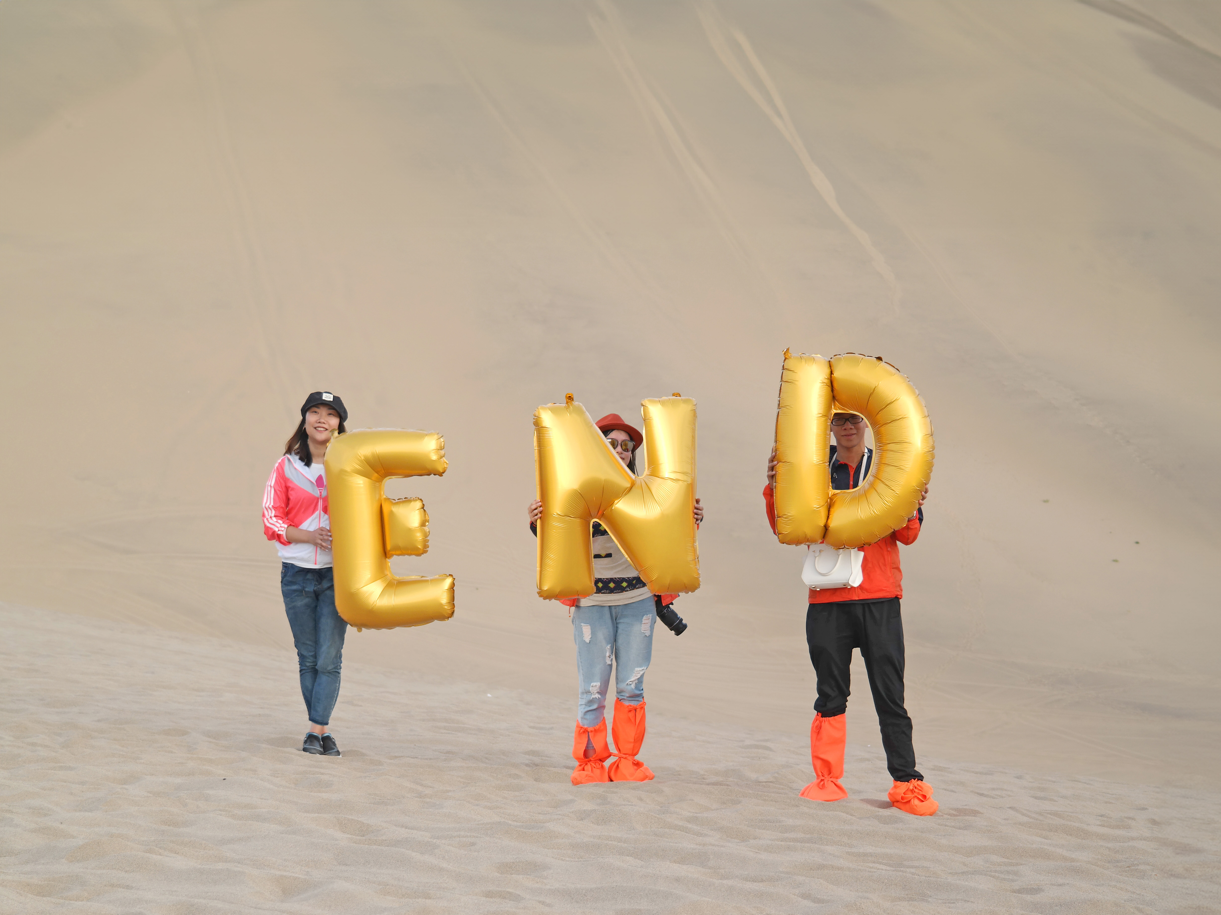 Gold letter balloons at Crescent Lake (月牙泉), China – End