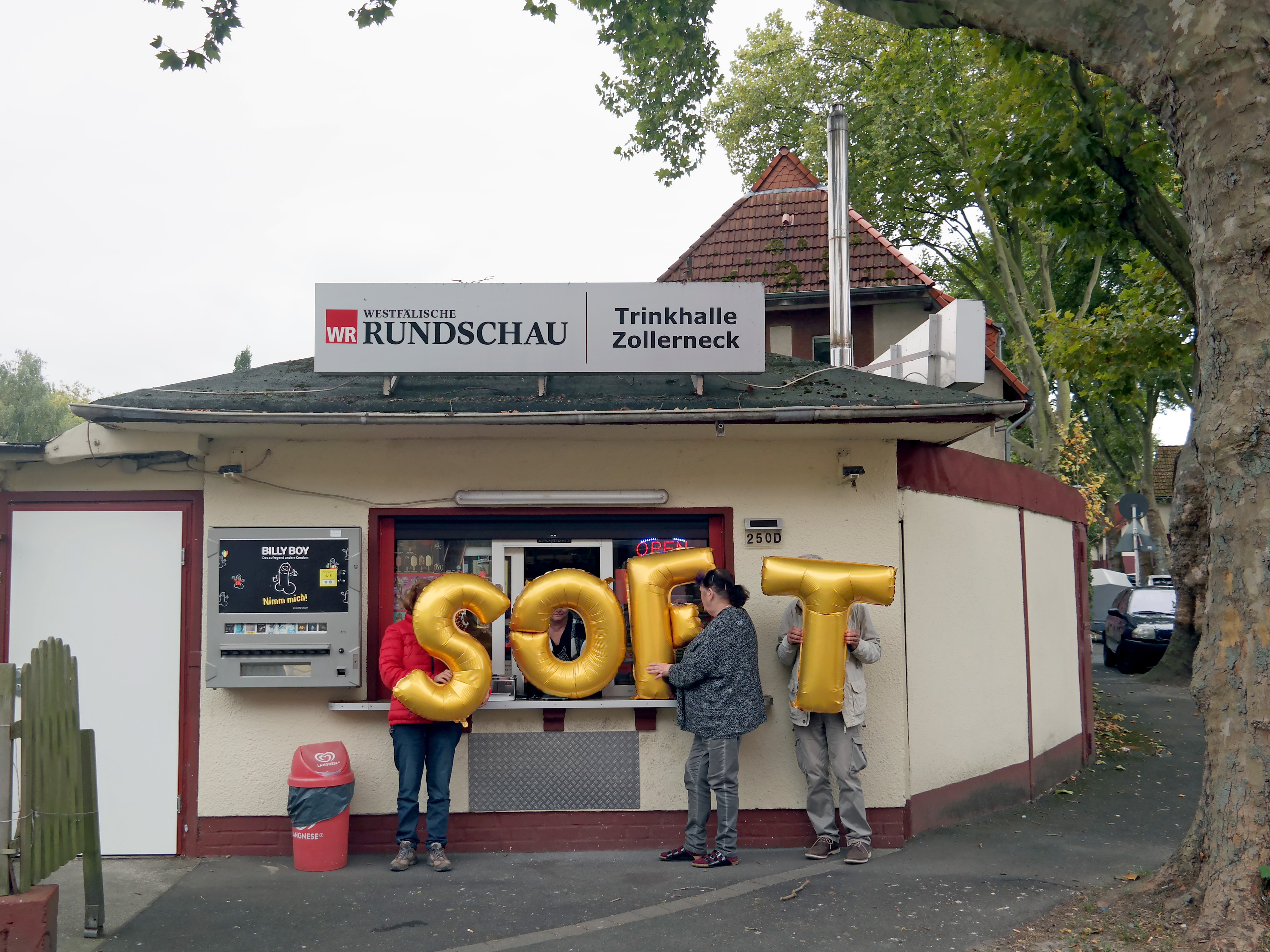 Germany, Dortmund, Dortmund Boevinghausen, Der Kiosk an der Ecke (Trinkhalle Zollerneck) - Soft, Silence was Golden, gold balloons