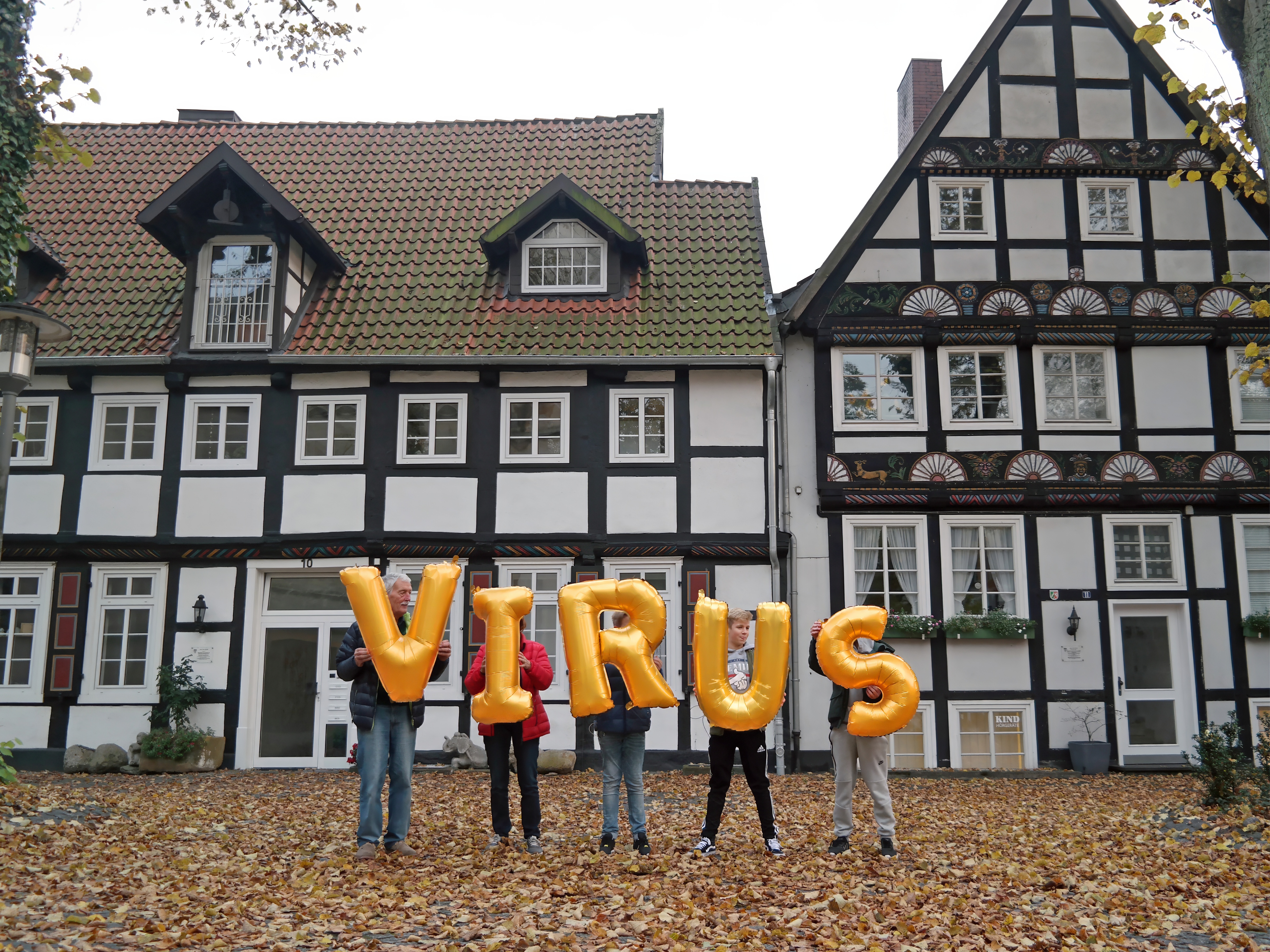 Germany, Halle (Westfalen), Kirchplatz - Virus, Silence Was Golden, gold balloons