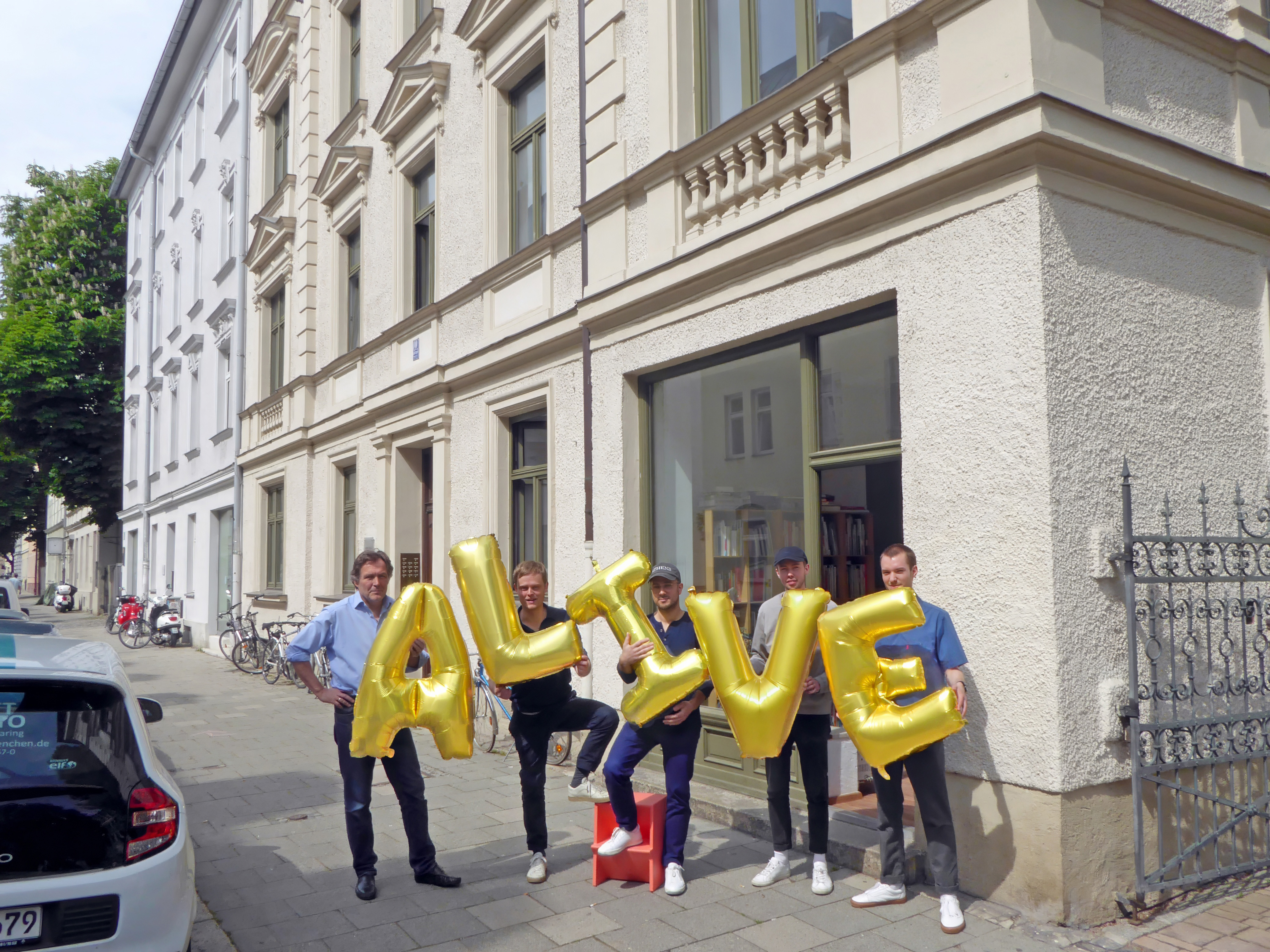 Germany-Muenchen-Off-Office-Alive-Silence-was-Golden-gold-balloons