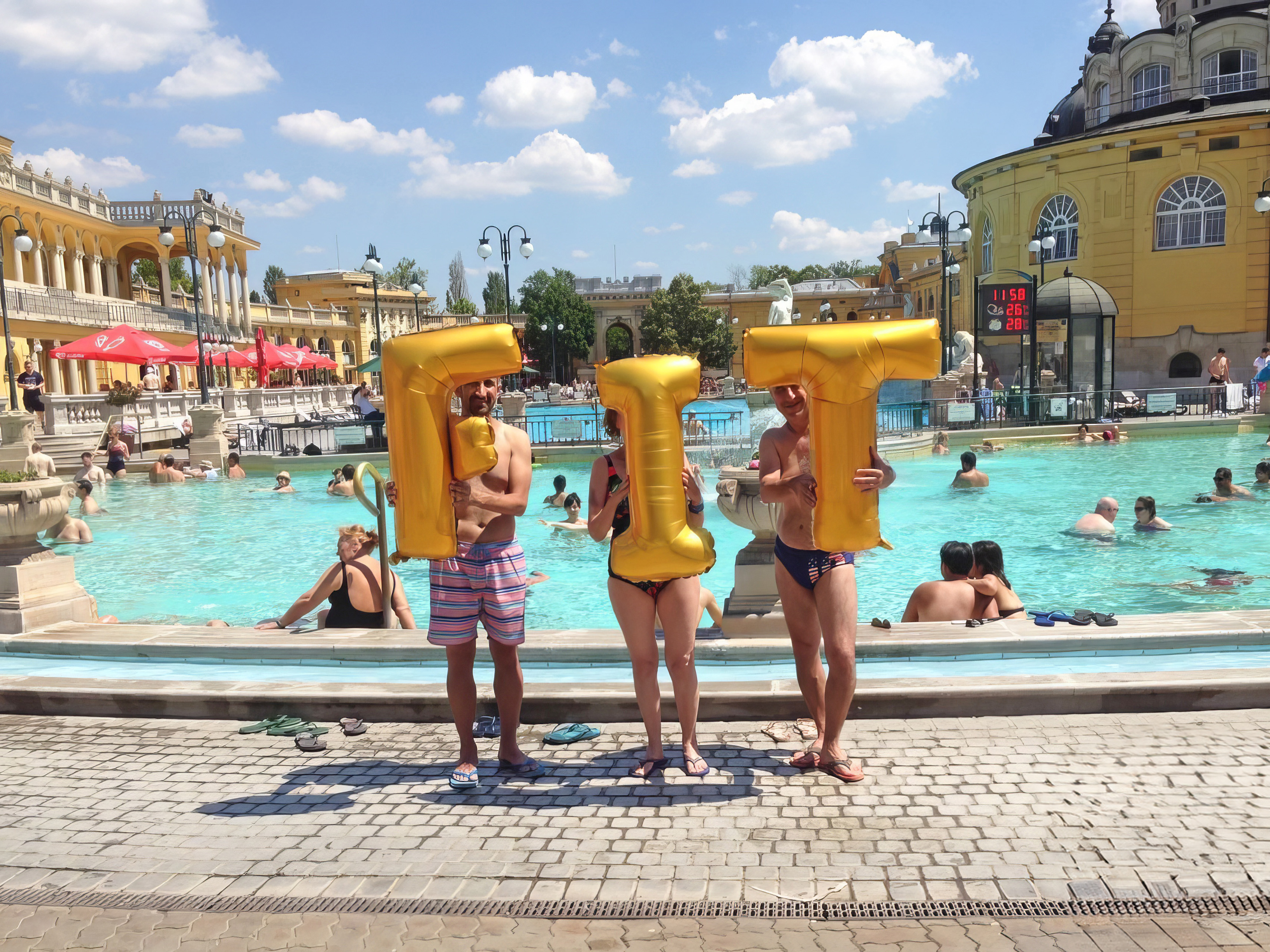 Hungary, Budapest, Széchenyi thermal bath, Fit, Silence was Golden, gold balloons