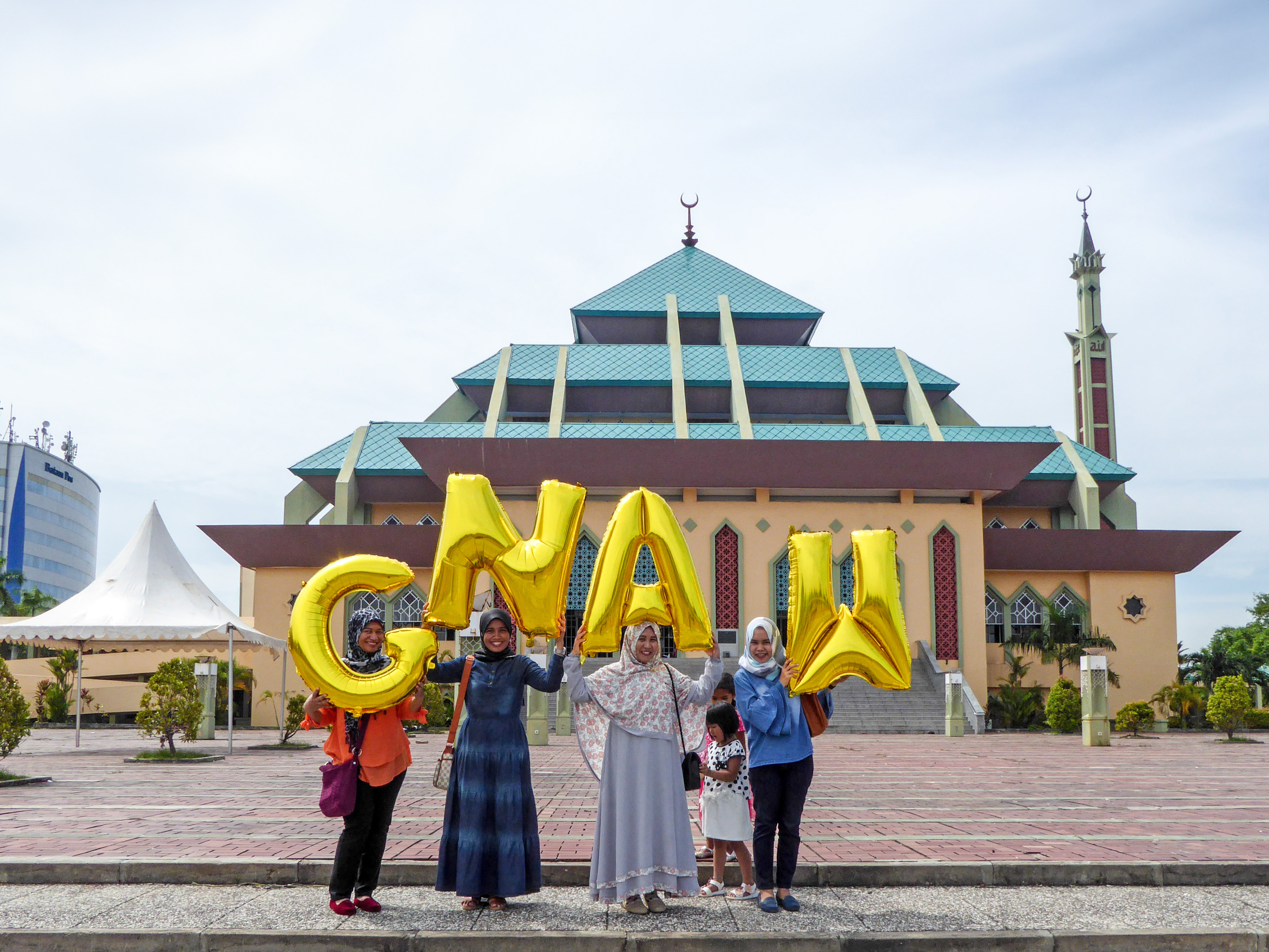 Indonesia, Batam, Grand Mosque of Batam, Gnaw, silence was golden, gold balloons