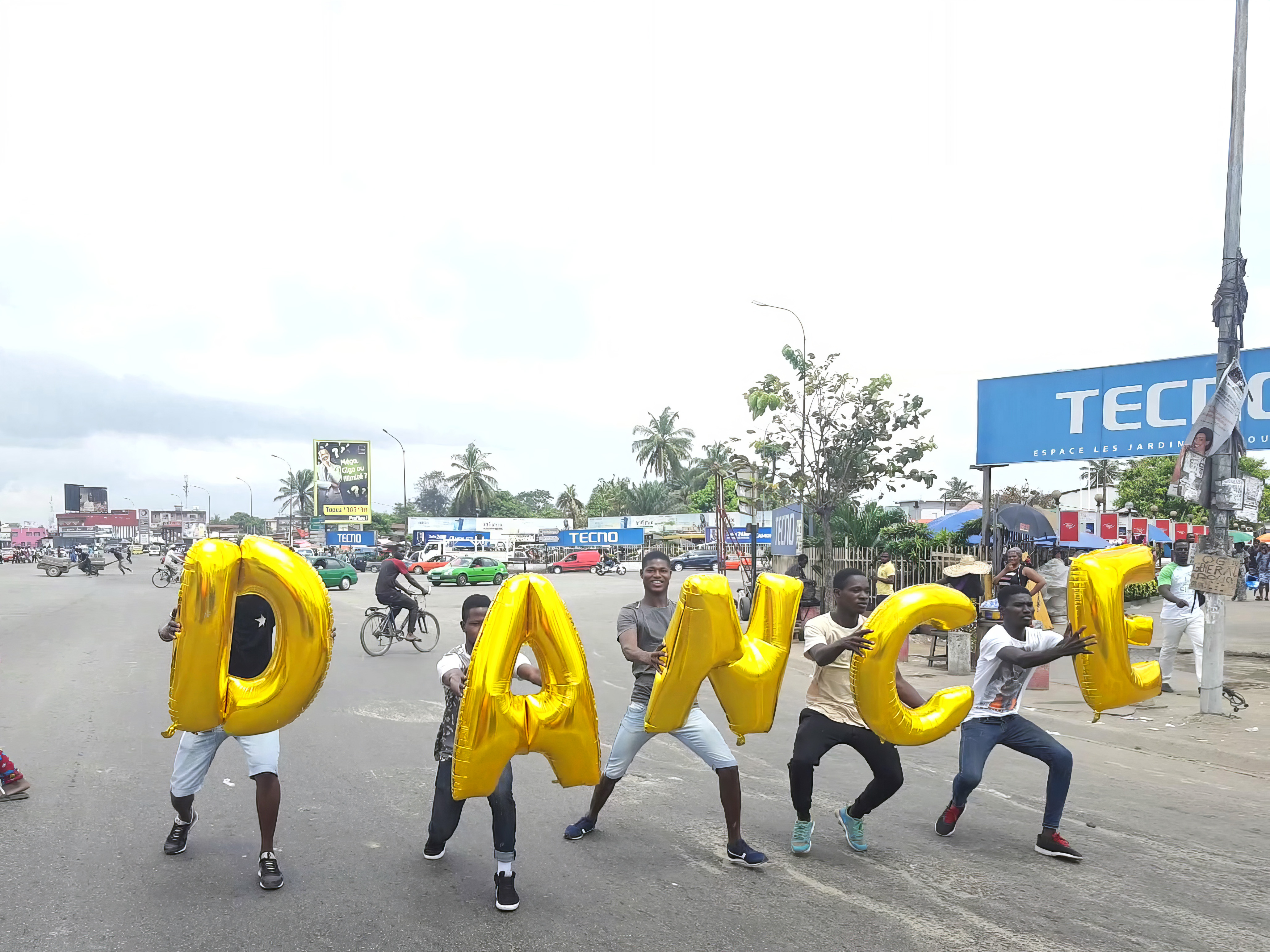 Ivory Coast, Abidjan - Dance, Silence Was Golden, gold balloons