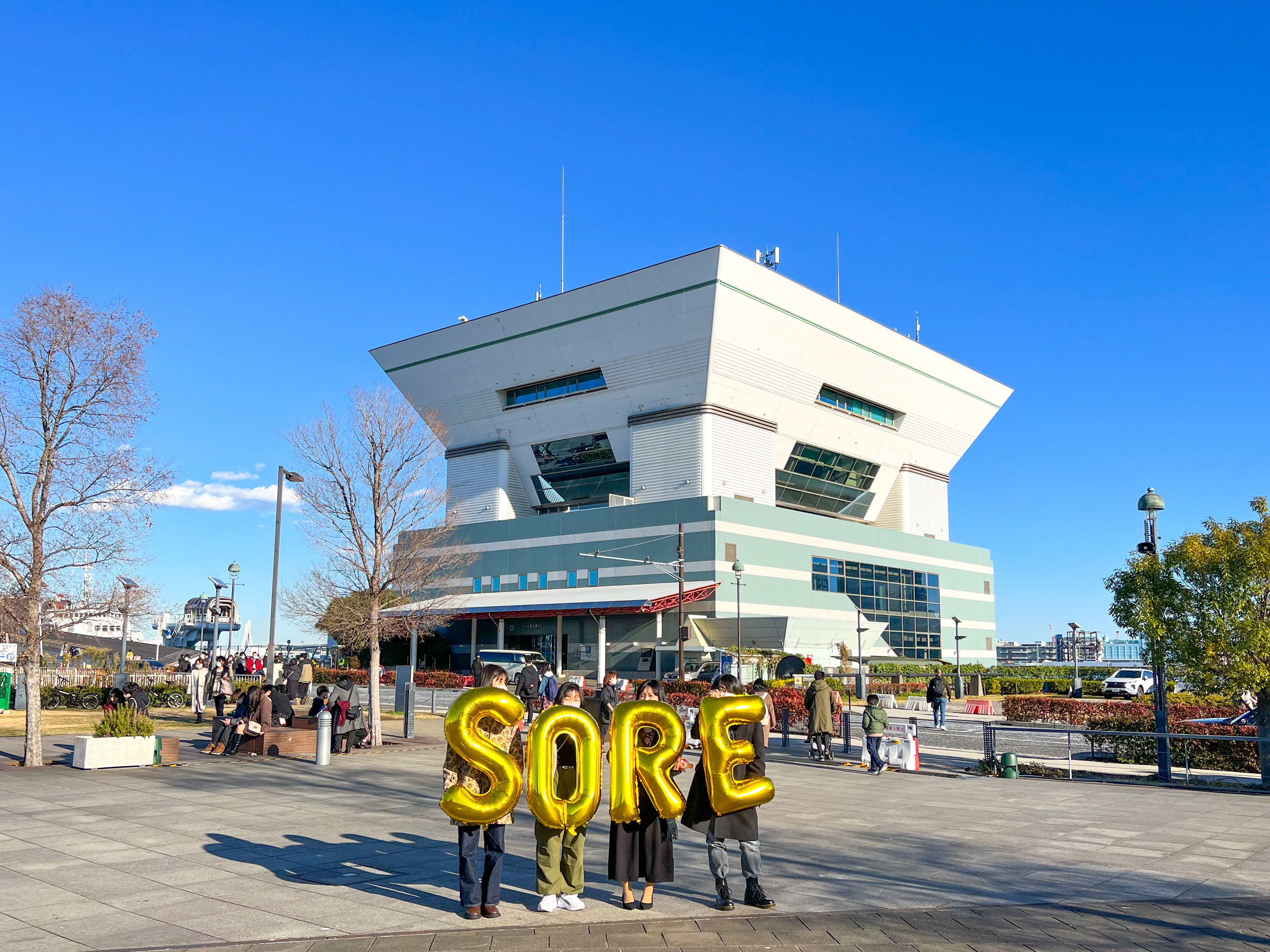 Japan, Yokohama, Yokohama Intl Passenger Terminal - Sore, Silence Was Golden, Gold Balloons