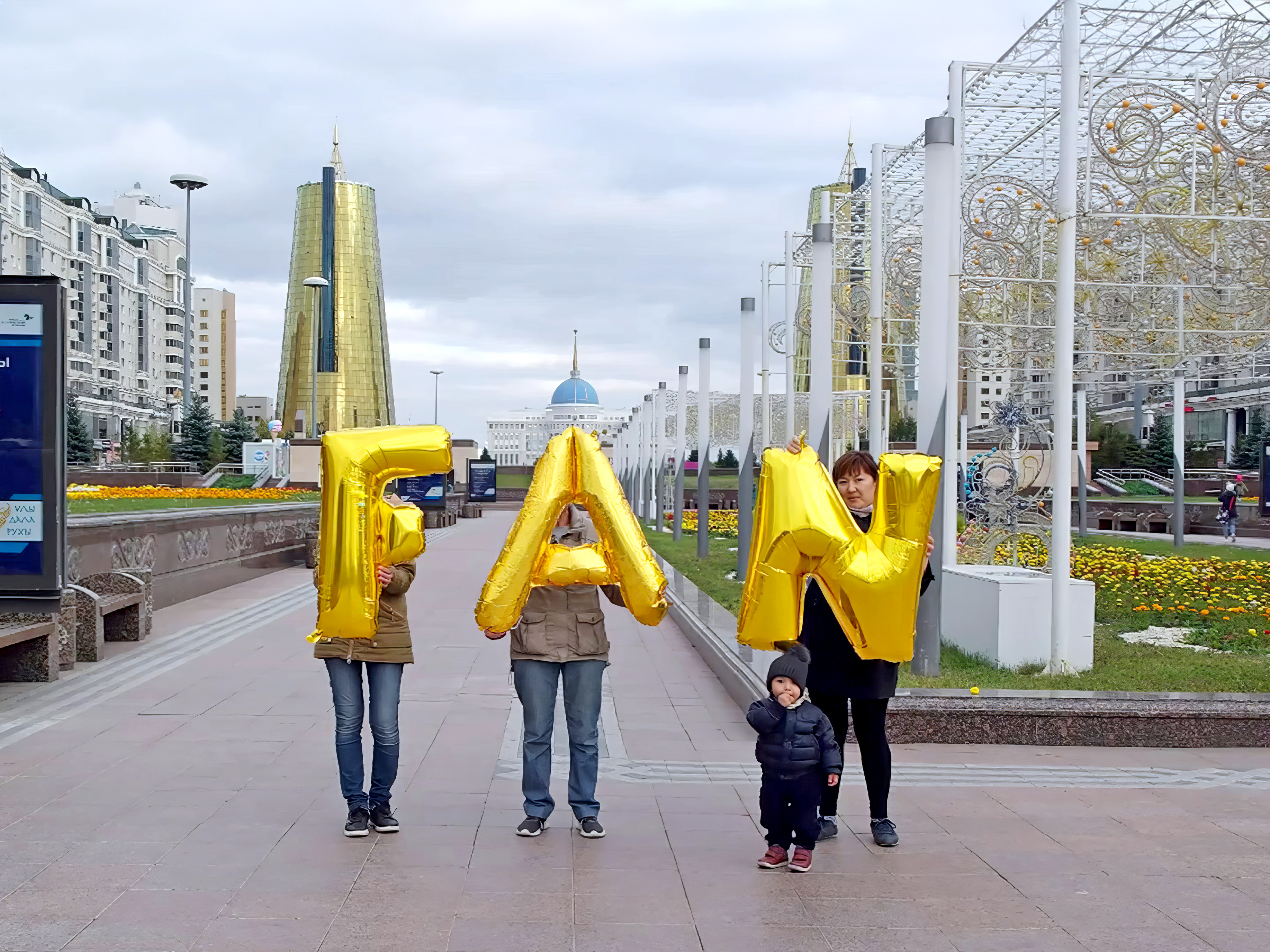 Kazakhstan, Astana, Baiterek - Fan, Silence was Golden, gold balloons