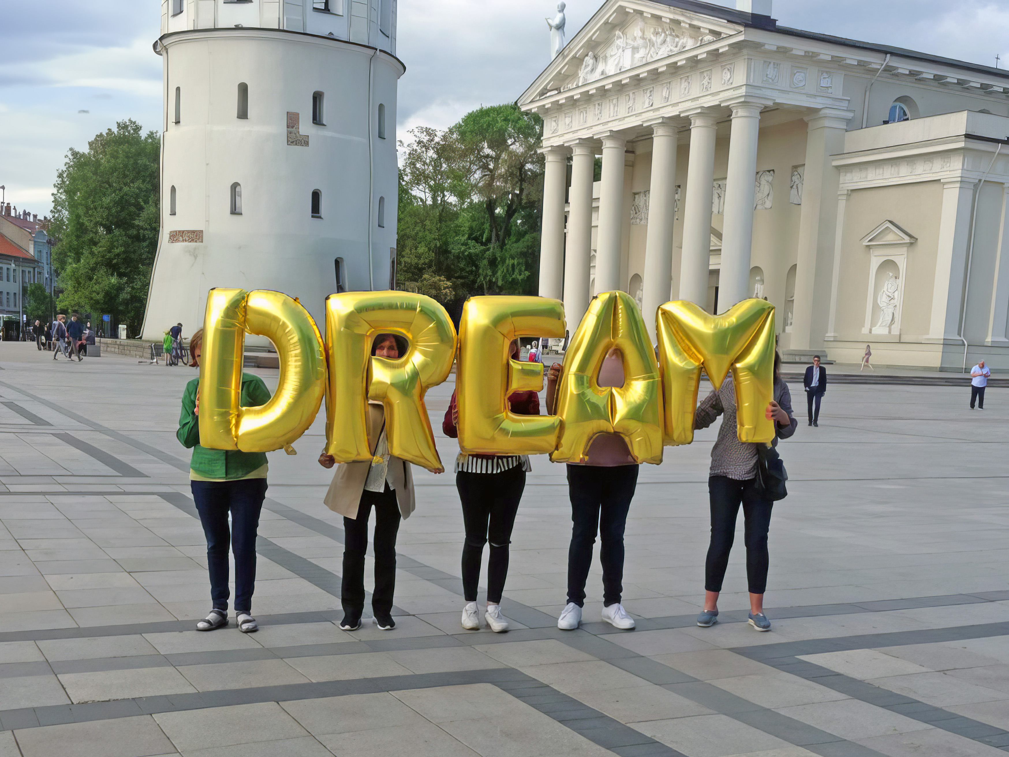 Lithuania, Vilnius, Cathedral Square, Dream, Silence Was Golden, golden balloons