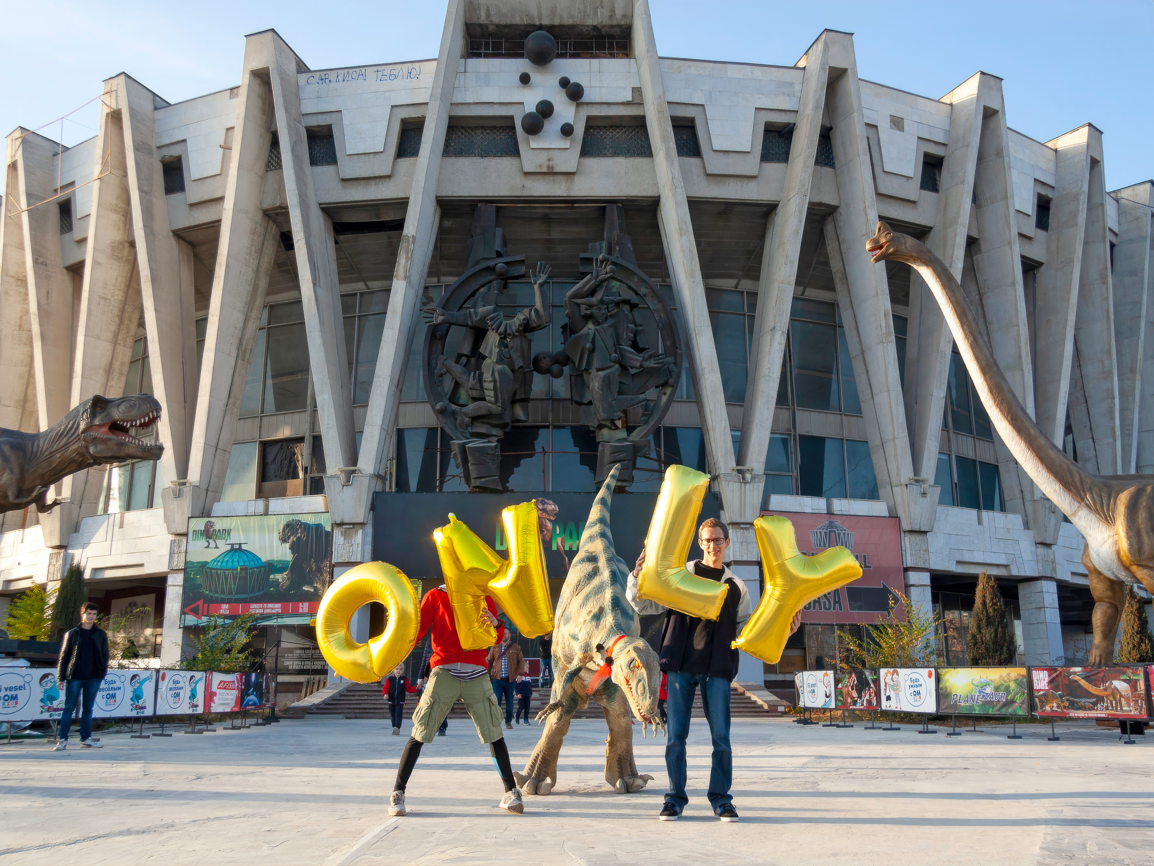 Moldova, Chisinau, Chișinău State Circus (Circul de Stat din Chișinău) - Only, Silence Was Golden, gold balloons