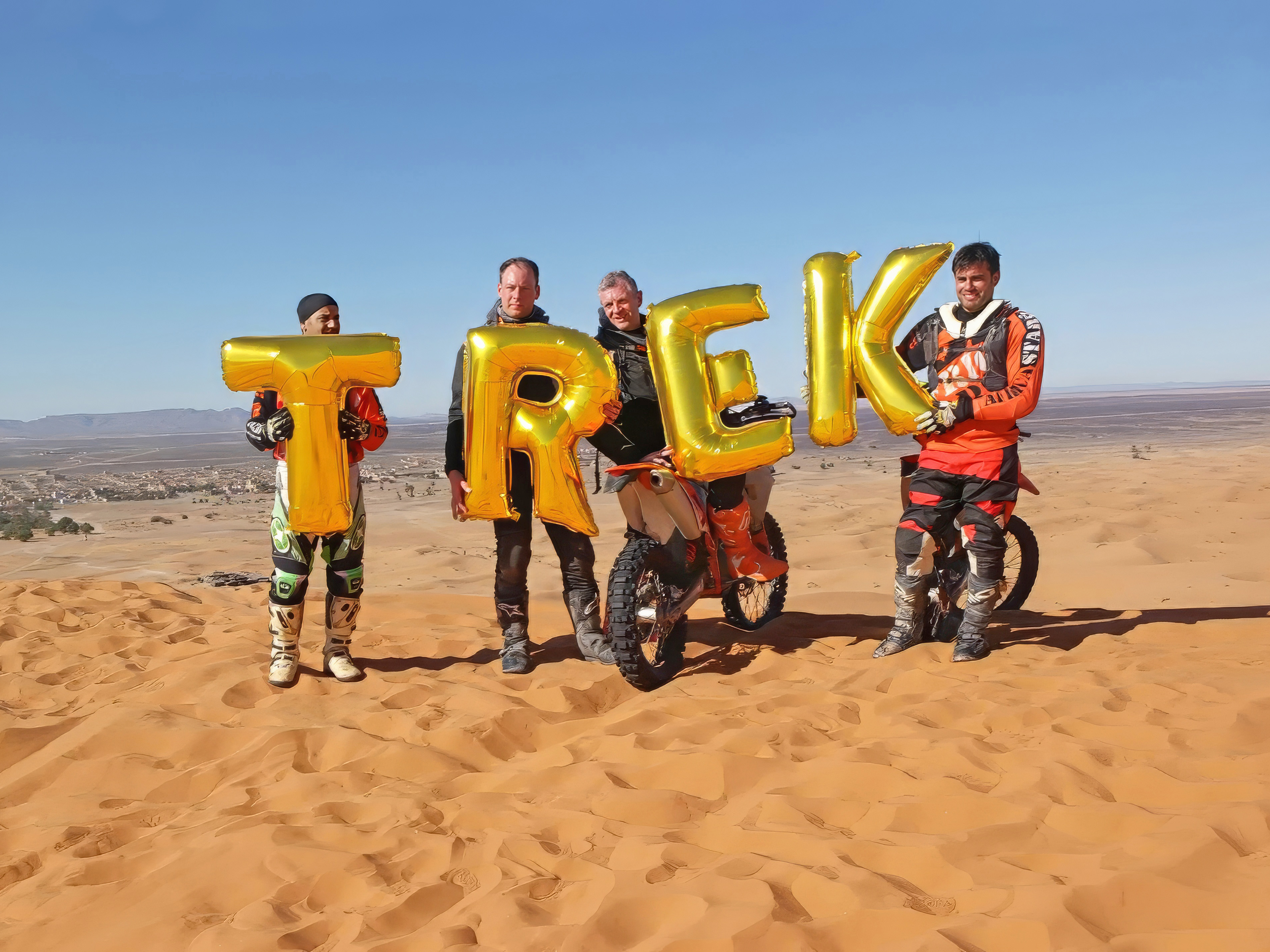 Morocco, Merzouga, Erg Chebbi (عرق الشبي) - Trek, Silence was Golden, gold balloons