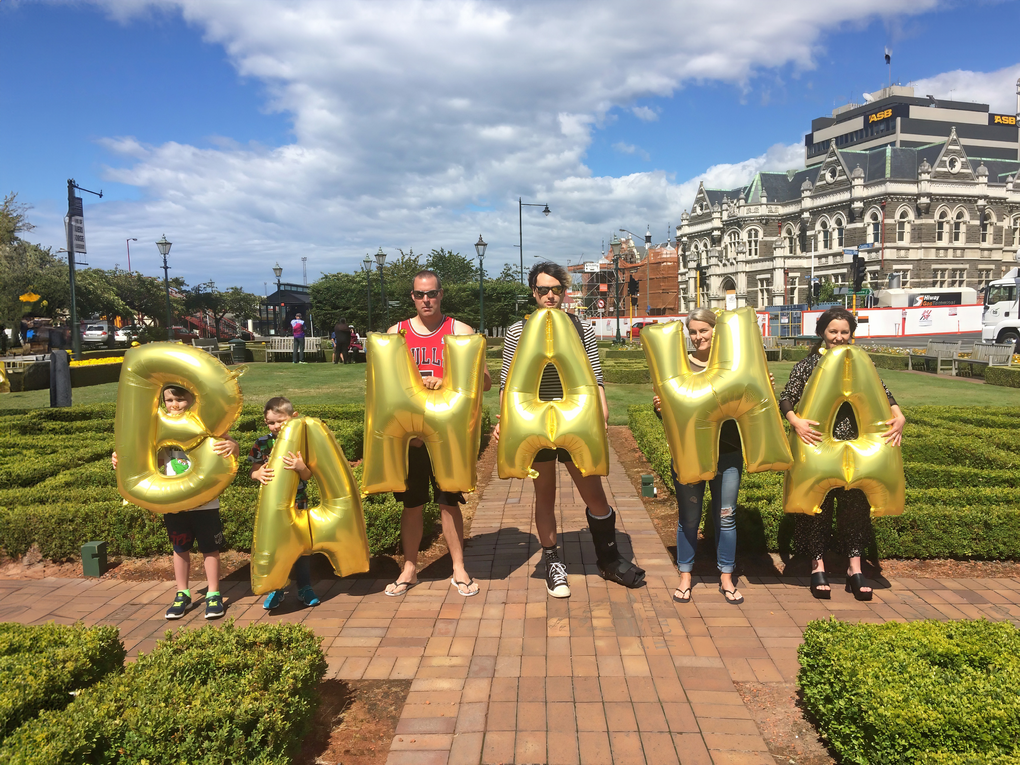 New Zealand, Dunedin, Anzac Square Gardens - Banana, Silence was Golden, gold balloons