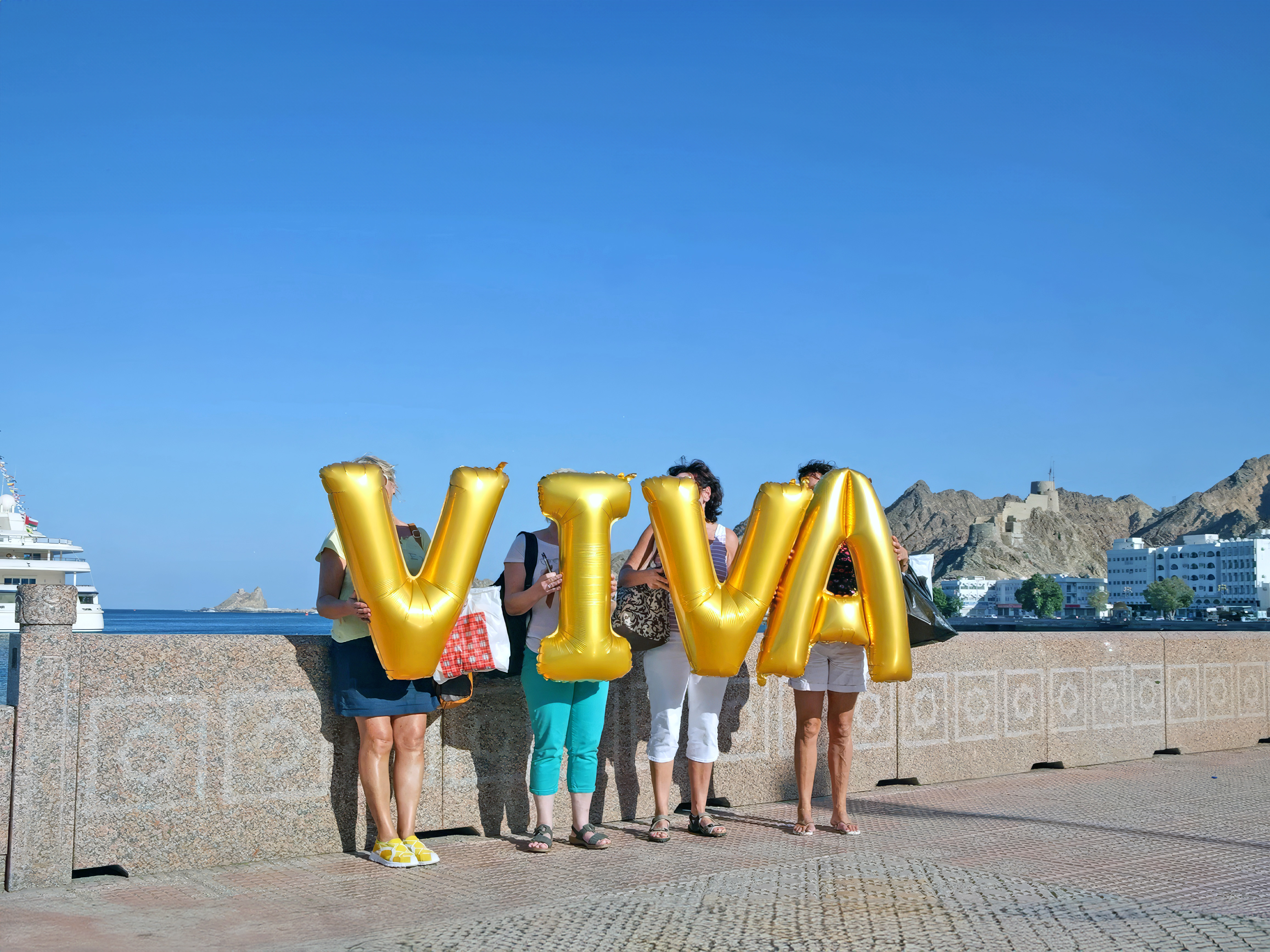 Oman, Muskat, Mutrah Beach - Viva, Silence was Golden, gold balloons