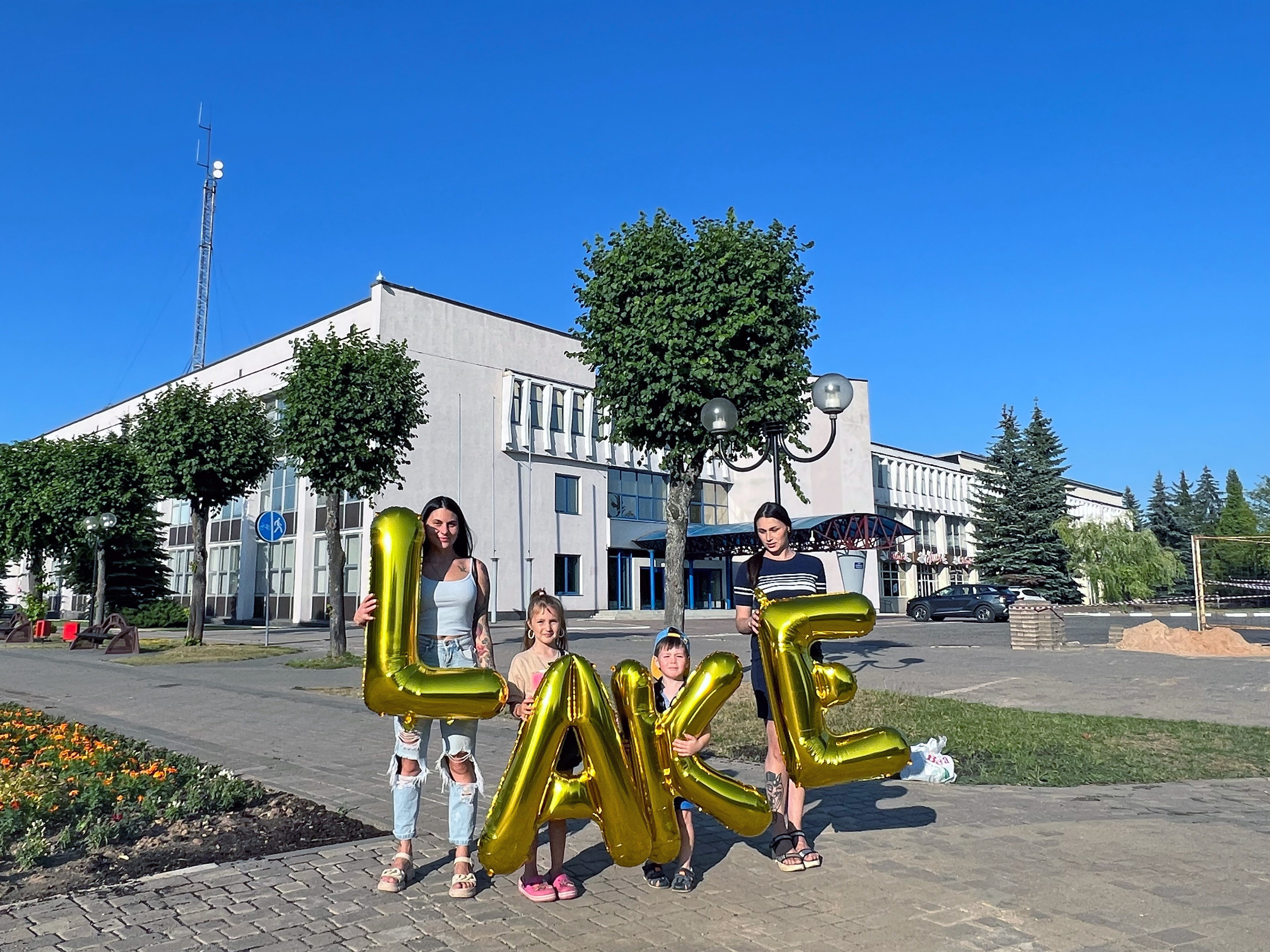 Silence Was Golden, gold balloons, Belarus, Novopolotsk, Budaŭnikoŭ (city square), lake