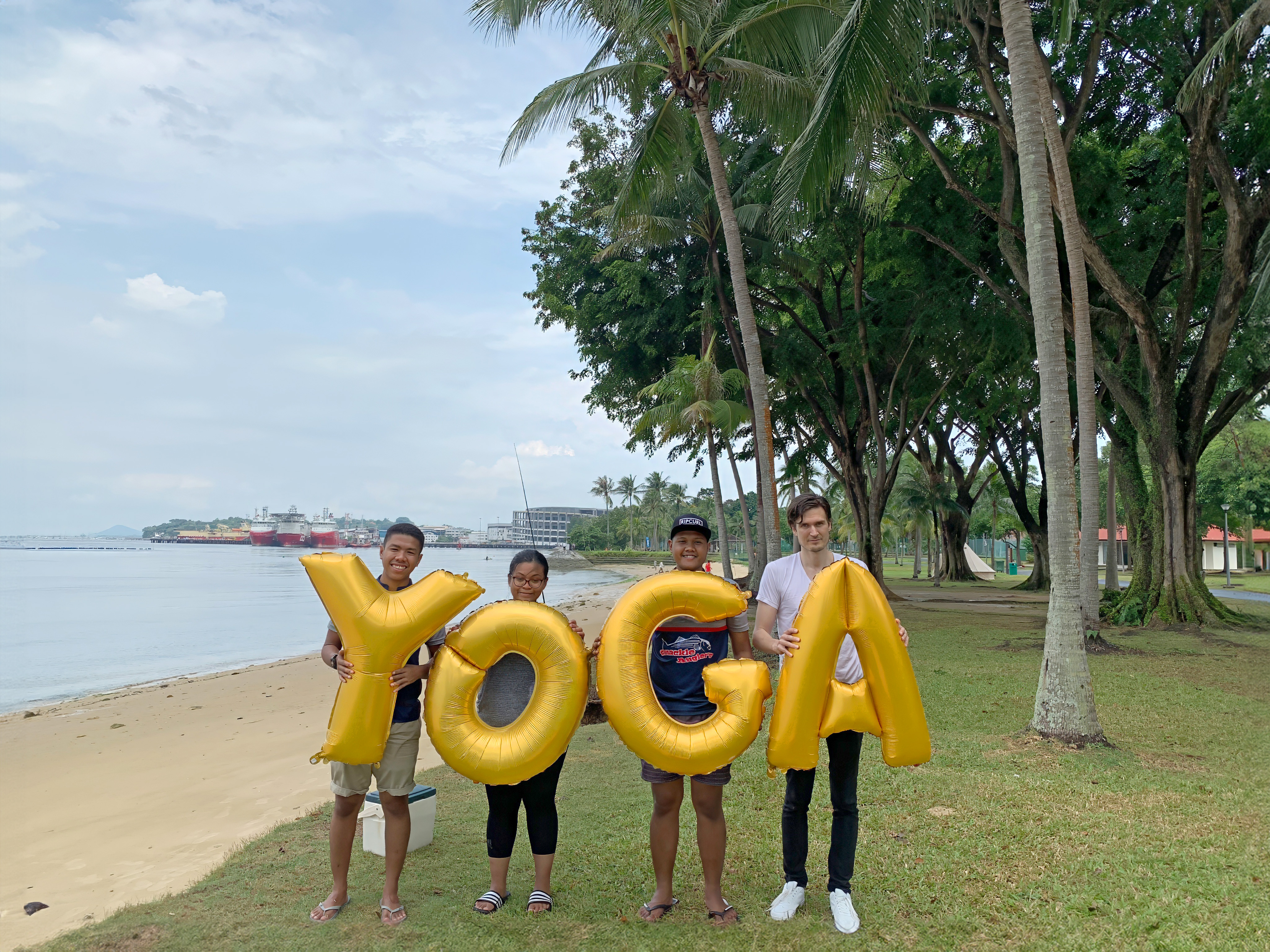 Singapore, Changi, East Coast Park - Yoga, Silence was Golden, gold balloons