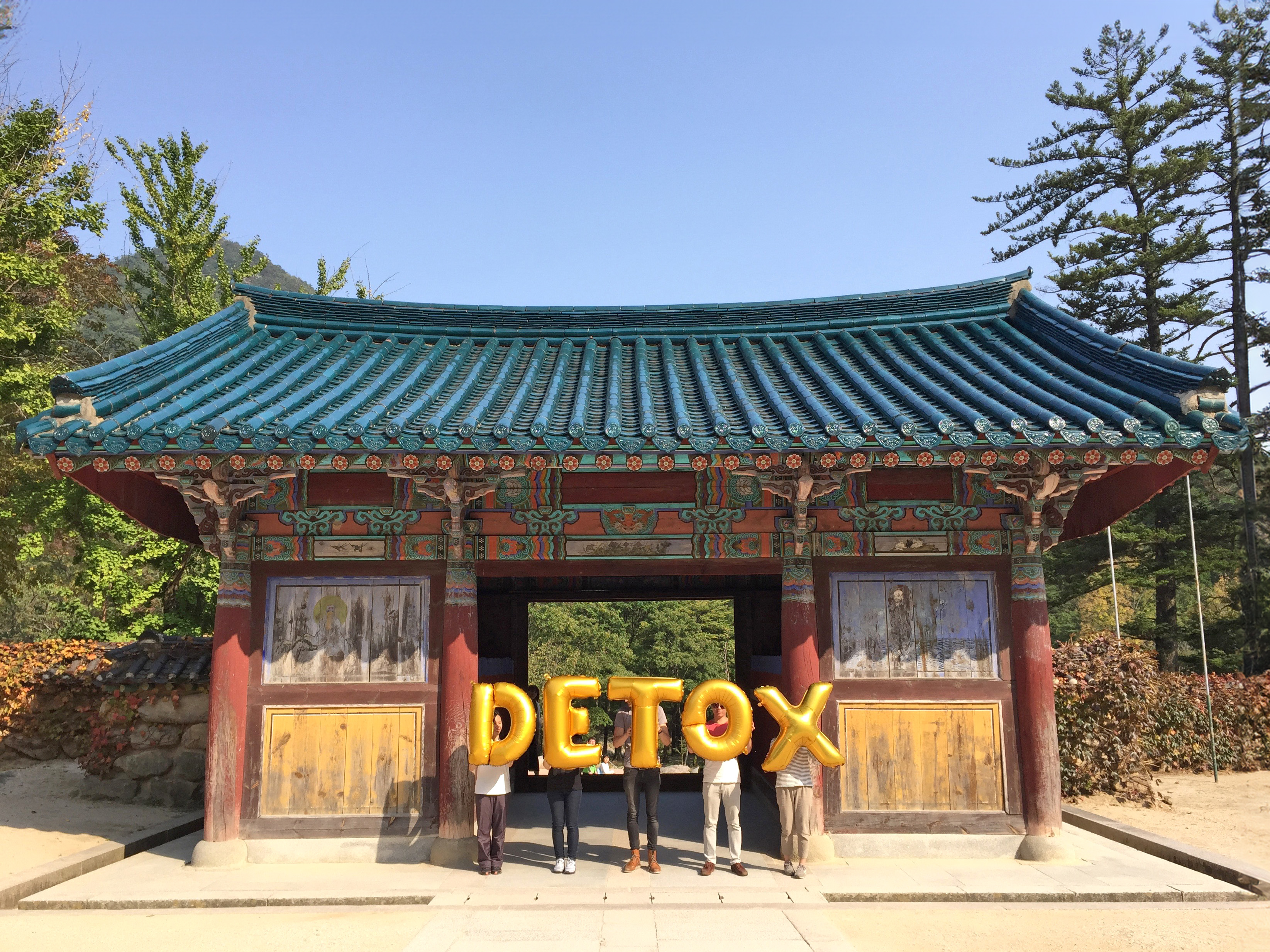 South Korea, Seoraksan, Sinheungsa Tempel (설악산 신흥사) - Detox, Silence was Golden, gold balloons