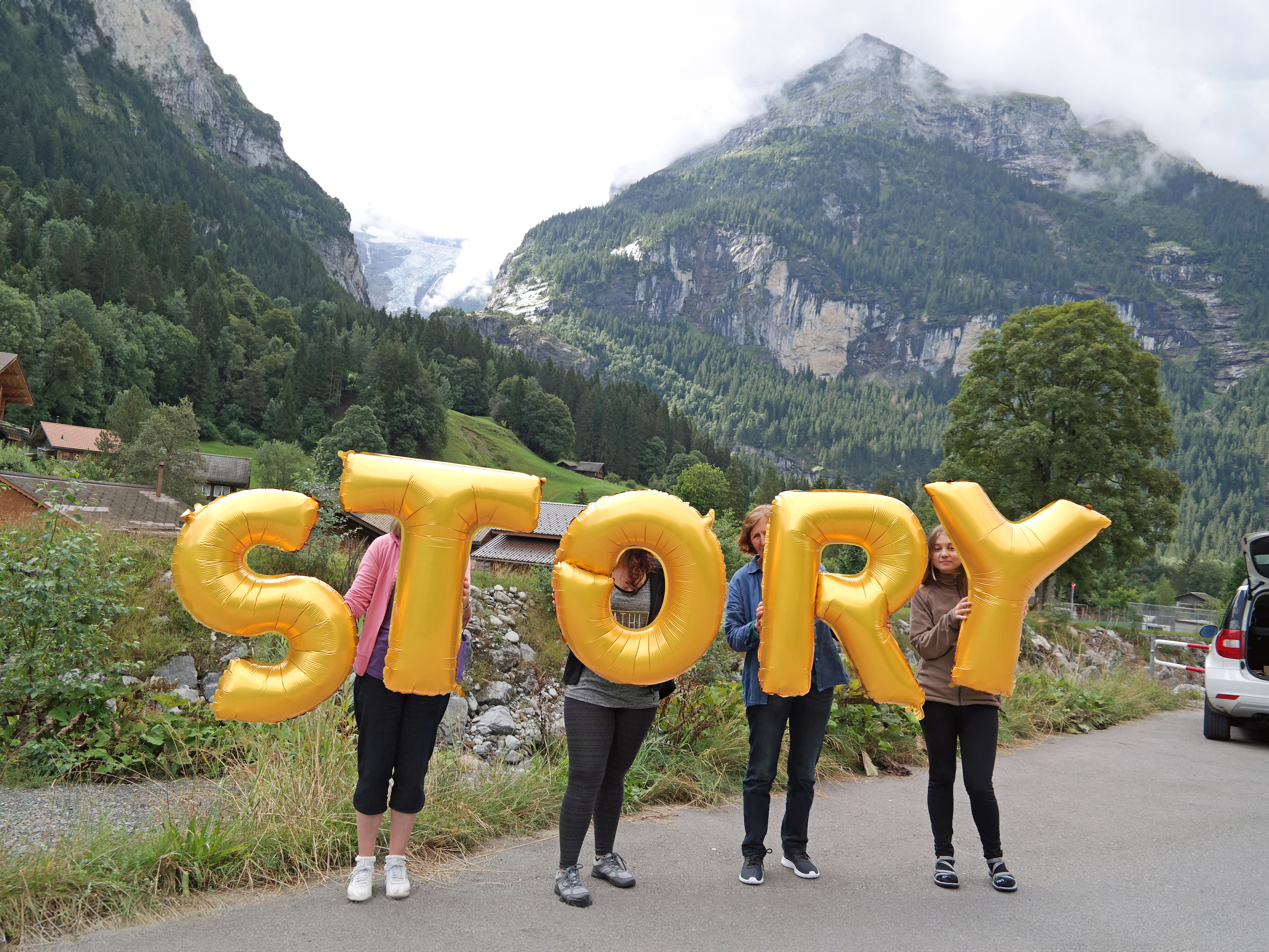 Switzerland, Grindelwald, Schwarze Lütschine - Story, Silence was Golden, gold balloons