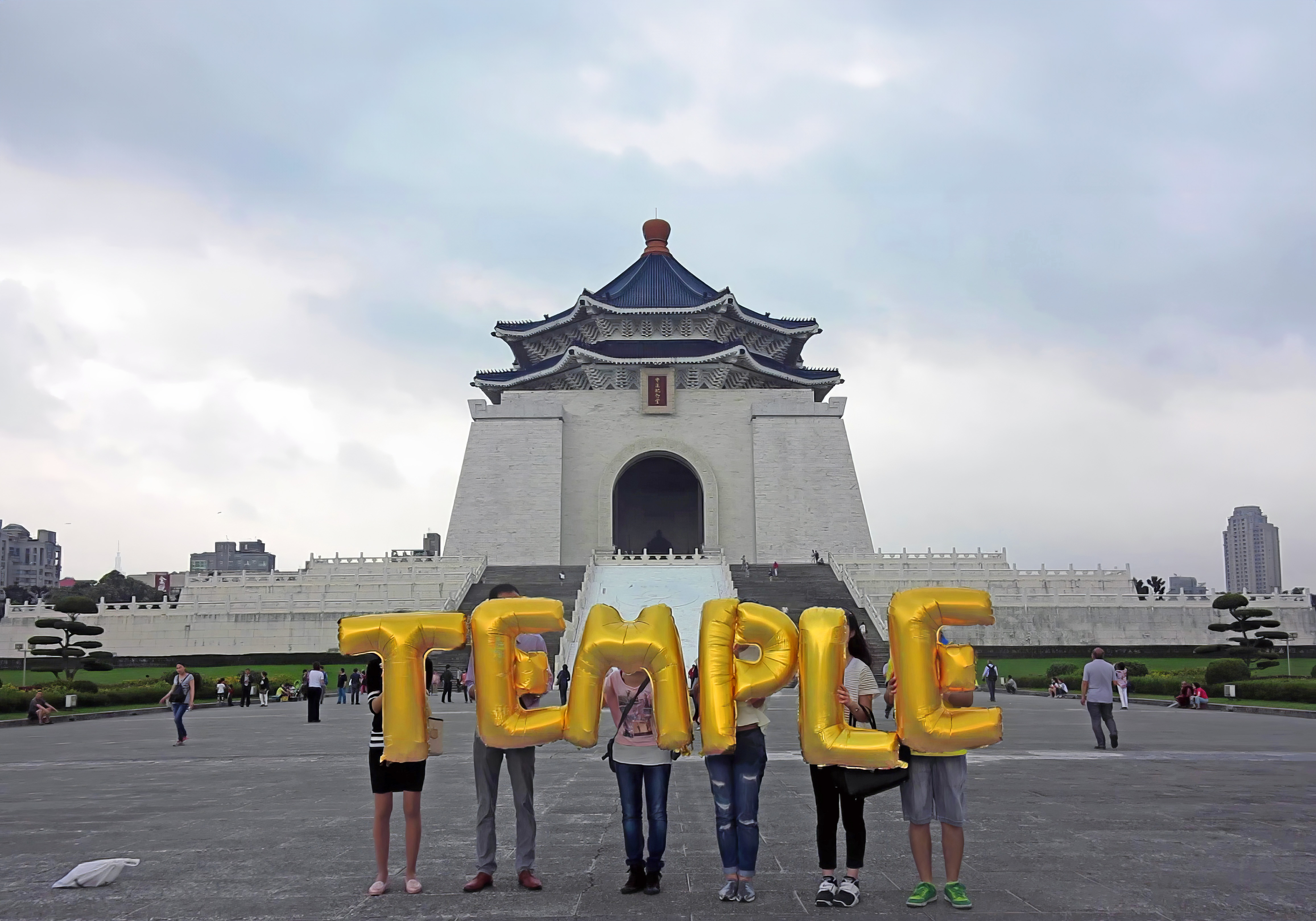 Taiwan, Taipei, Chiang Kai-shek Memorial Hall - Temple, Silence Was Golden, golden balloons