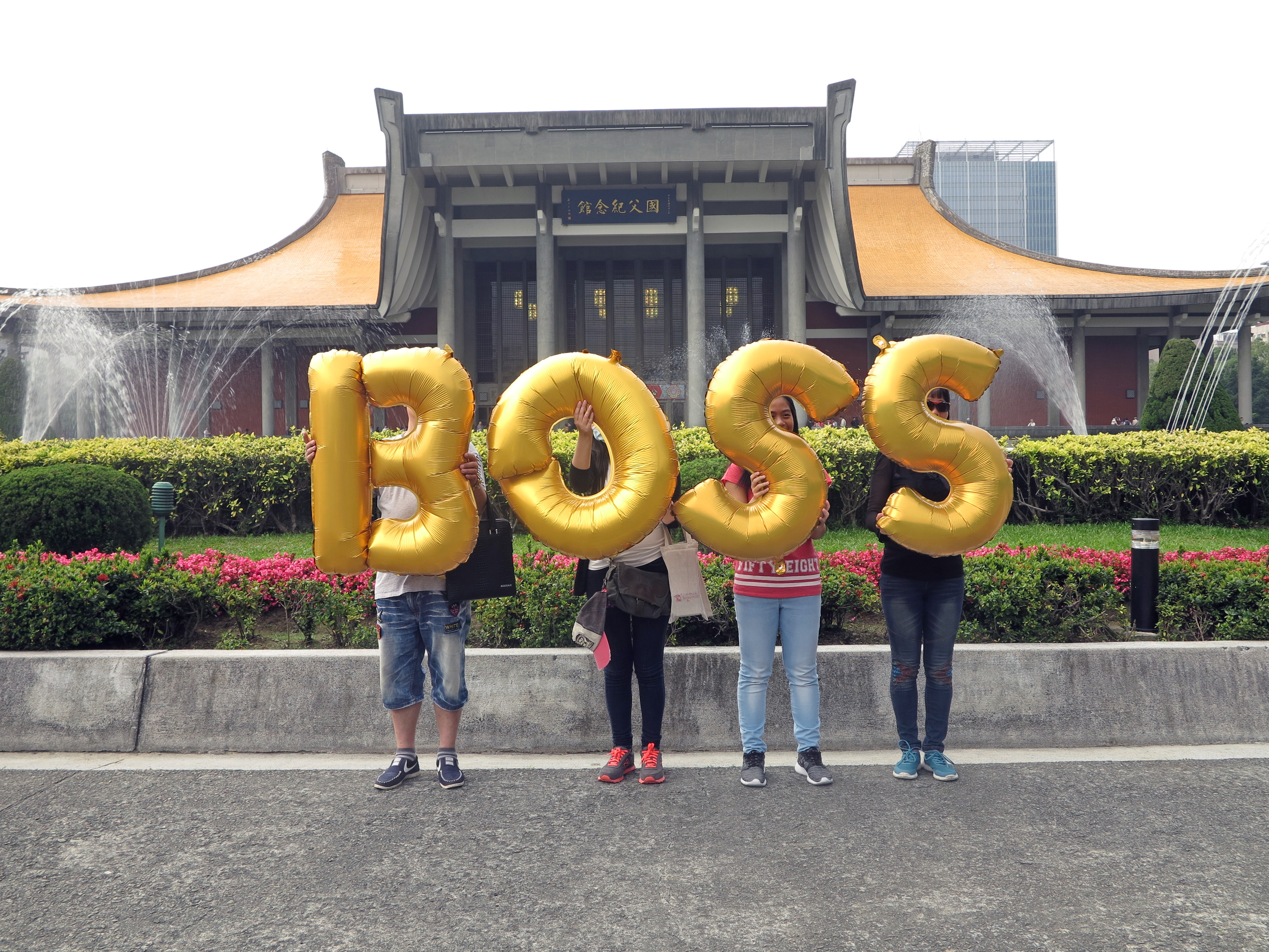 Taiwan, Taipei, Sun Yat-sen Memorial Hall - Boss, Silence Was Golden, gold balloons