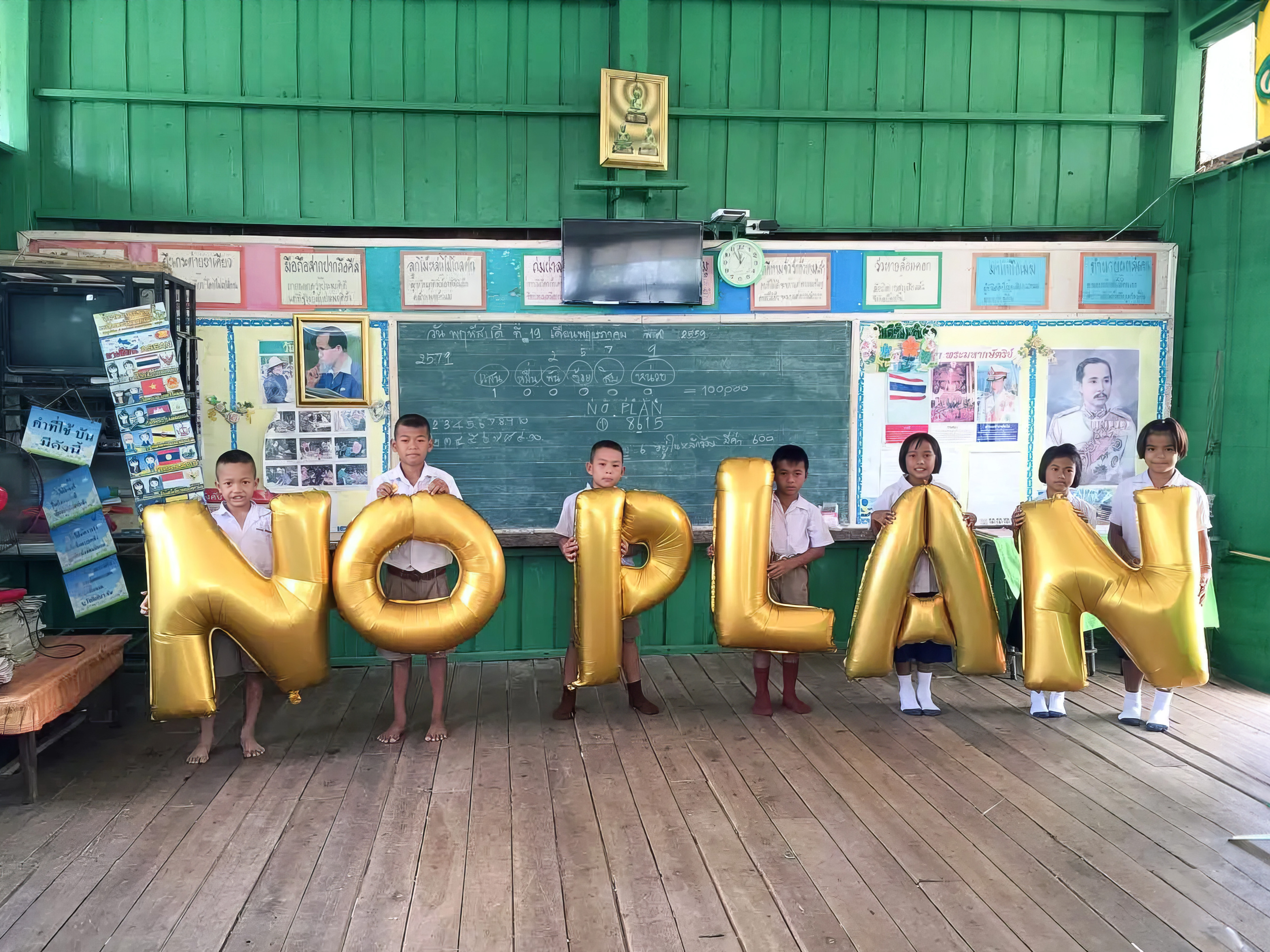 Thailand, Nakhonpanom, Ban Sang Paen School - No Plan, 2016, Silence was Golden, golden balloons, workshop