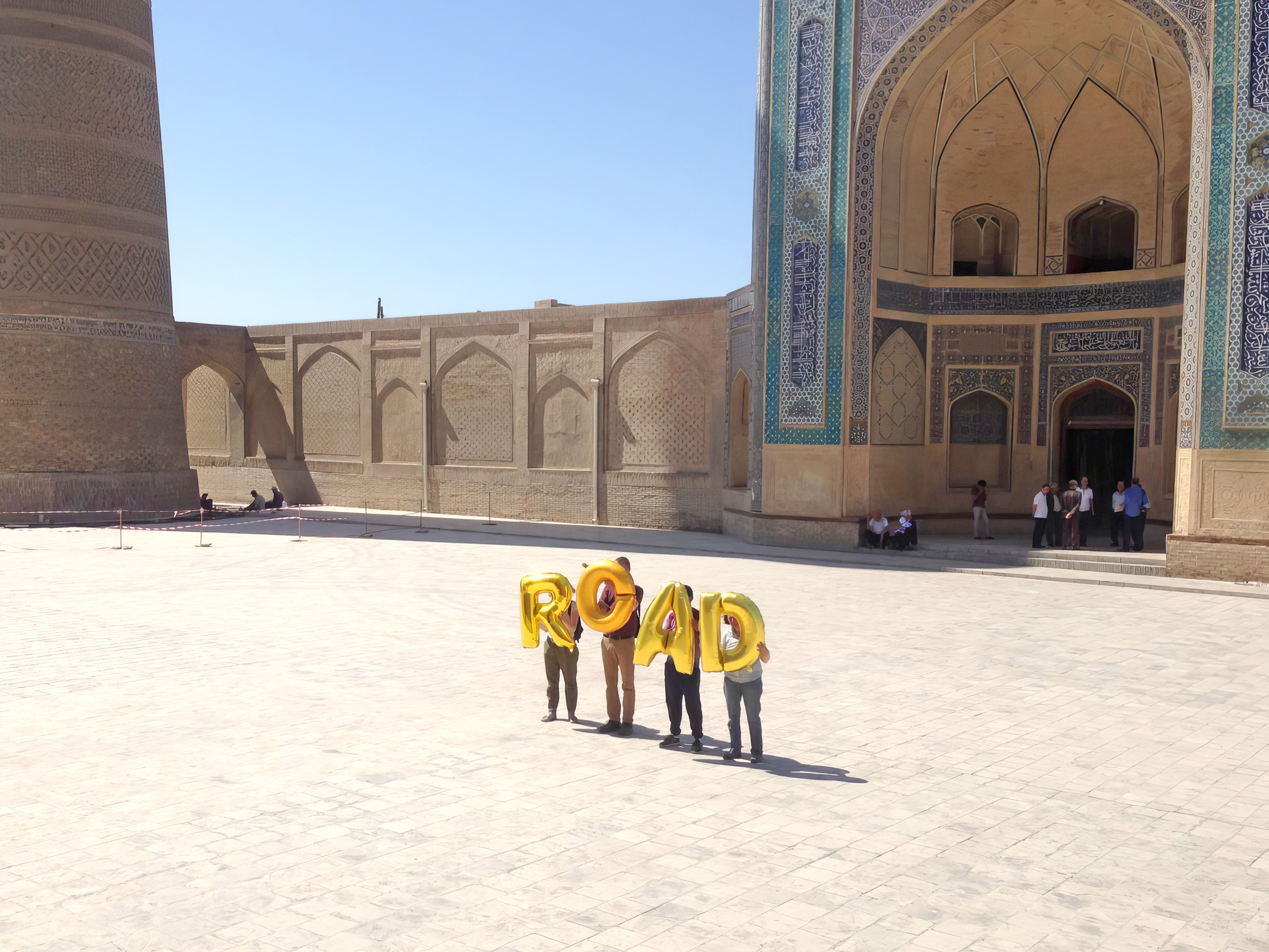 Uzbekistan, Buxoro, Poi Kalon (Kalon masjidi) - Road, Silence was Golden, gold balloons
