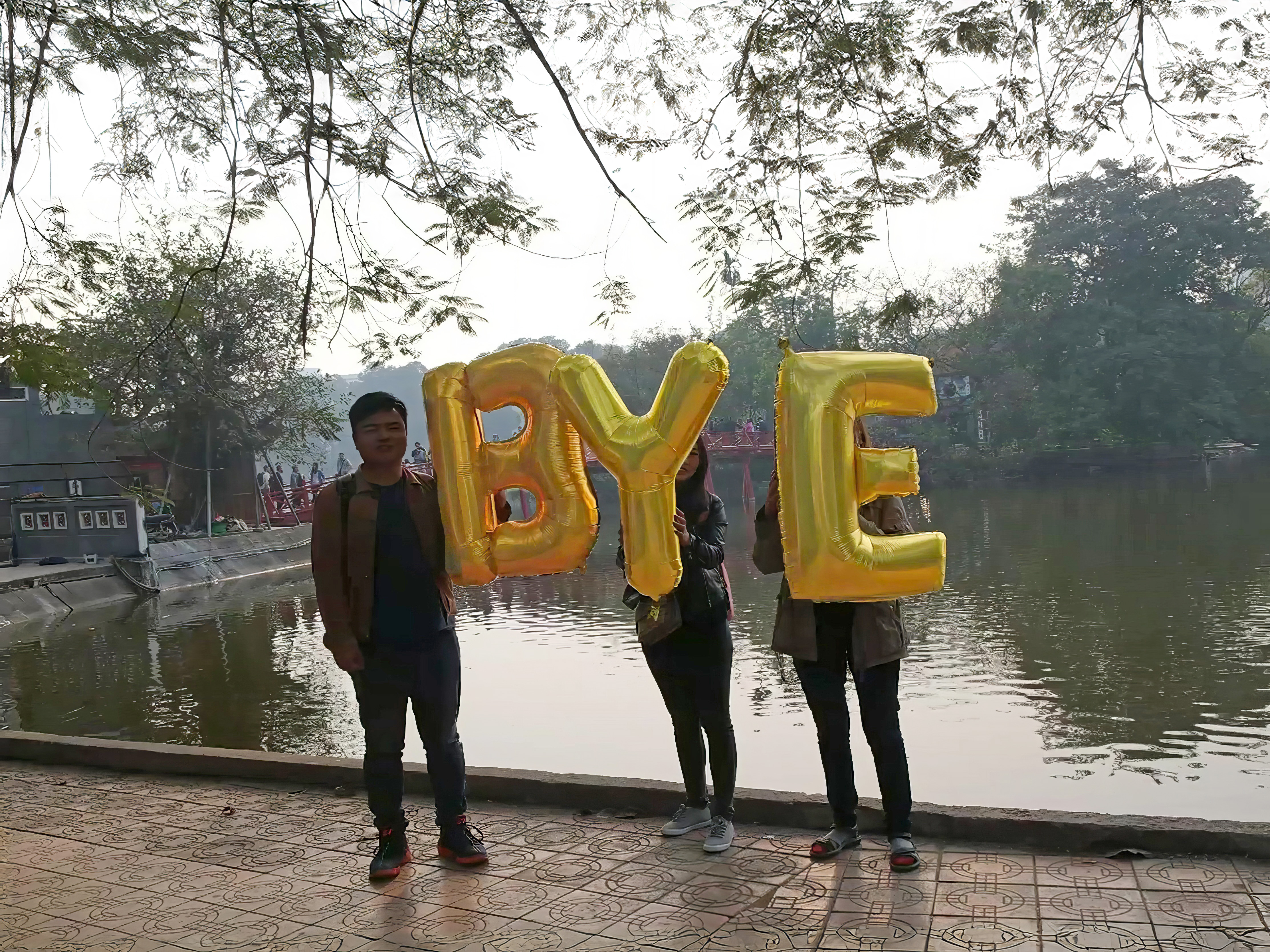 Vietnam, Hanoi, Hoan Kiem Lake (Hoàn Kiếm) - Bye, Silence Was Golden, gold balloons