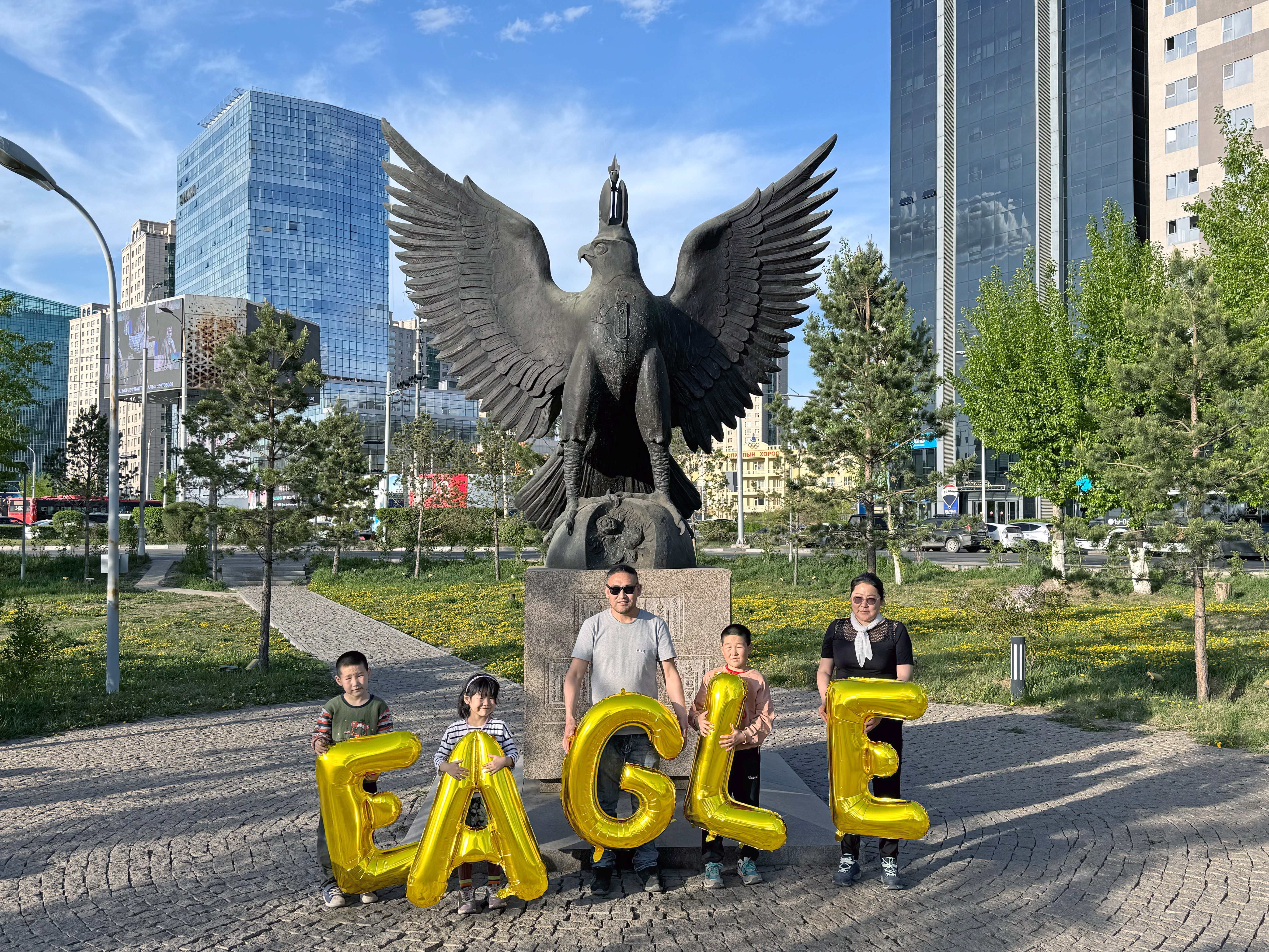 Mongolia, Ulaanbaatar, Bogd Khan Palace Museum Park (Богд хааны ордон музейн цэцэрлэгт хүрээлэн) - Eagle, Silence Was Golden, gold balloons