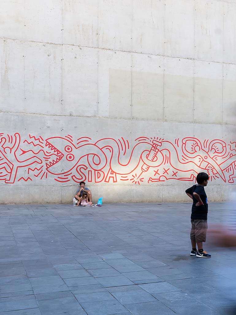 Keith Haring – Todos Juntos Podemos Parar el SIDA (Together We Can Stop AIDS), 1989 (2014), Plaça Salvador Seguí, Barcelona feat