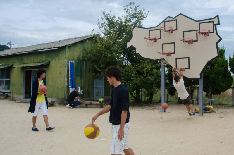 Llobet & Pons – Multibasket – No one wins, 2013, resina de silicona, madera, metal, 403 × 433 × 92 cm, vista de instalación, Teshima, Japón