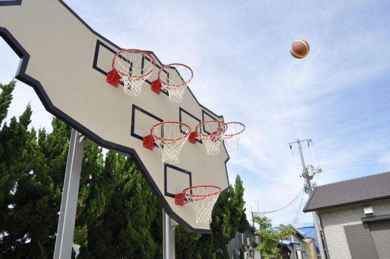 Llobet & Pons – Multibasket – No one wins, 2013, resina de silicona, madera, metal, 403 × 433 × 92 cm, vista de instalación, Teshima, Japón