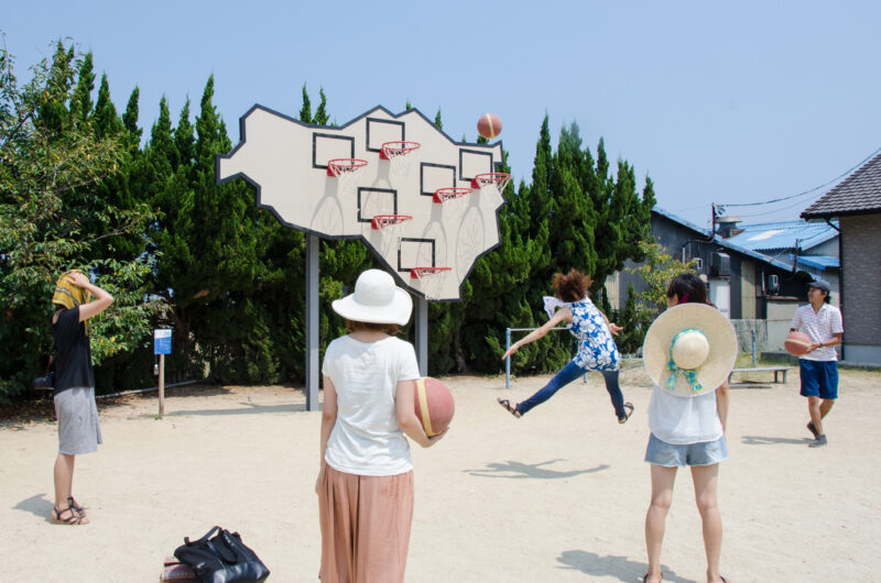 Llobet & Pons – Multibasket – No one wins, 2013, resina de silicona, madera, metal, 403 × 433 × 92 cm, vista de instalación, Teshima, Japón