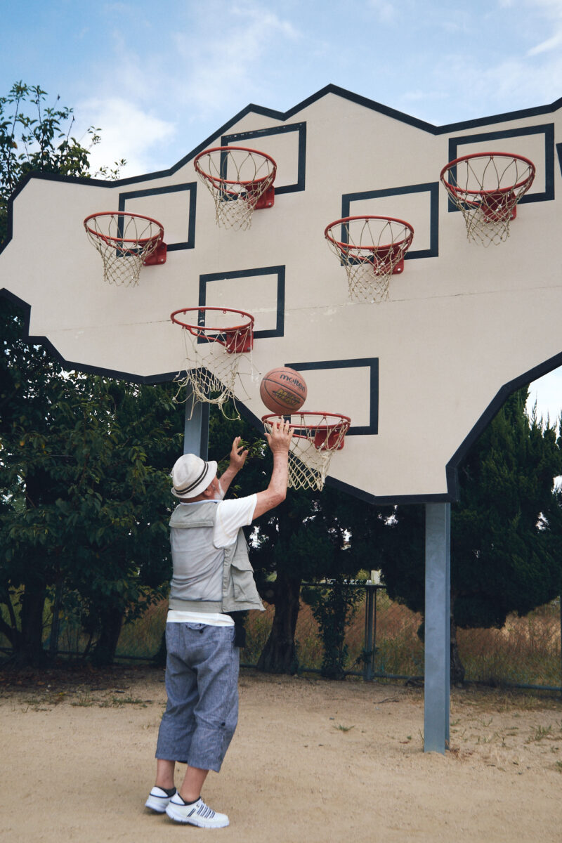 Llobet & Pons – Multibasket – No one wins, 2013, resina de silicona, madera, metal, 403 × 433 × 92 cm, vista de instalación, Teshima, Japón