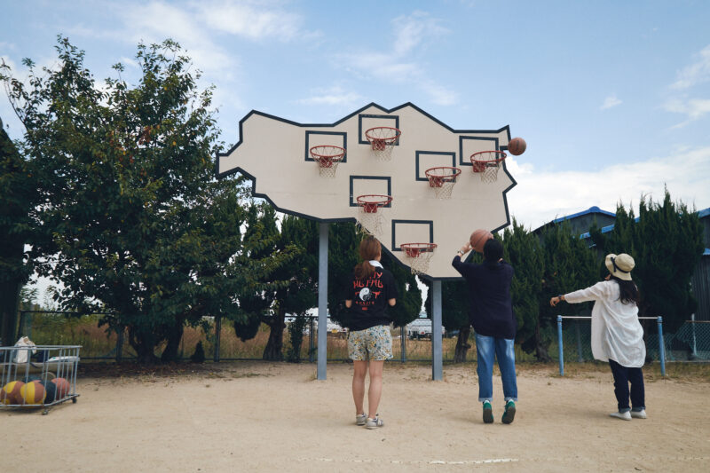 Llobet & Pons – Multibasket – No one wins, 2013, resina de silicona, madera, metal, 403 × 433 × 92 cm, vista de instalación, Teshima, Japón