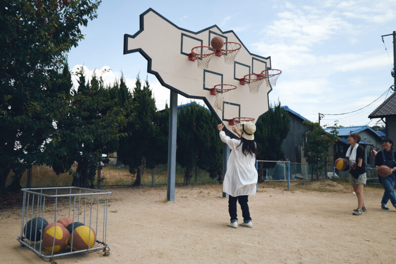 Llobet & Pons – Multibasket – No one wins, 2013, resina de silicona, madera, metal, 403 × 433 × 92 cm, vista de instalación, Teshima, Japón