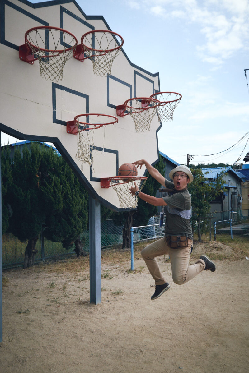 Llobet & Pons – Multibasket – No one wins, 2013, resina de silicona, madera, metal, 403 × 433 × 92 cm, vista de instalación, Teshima, Japón