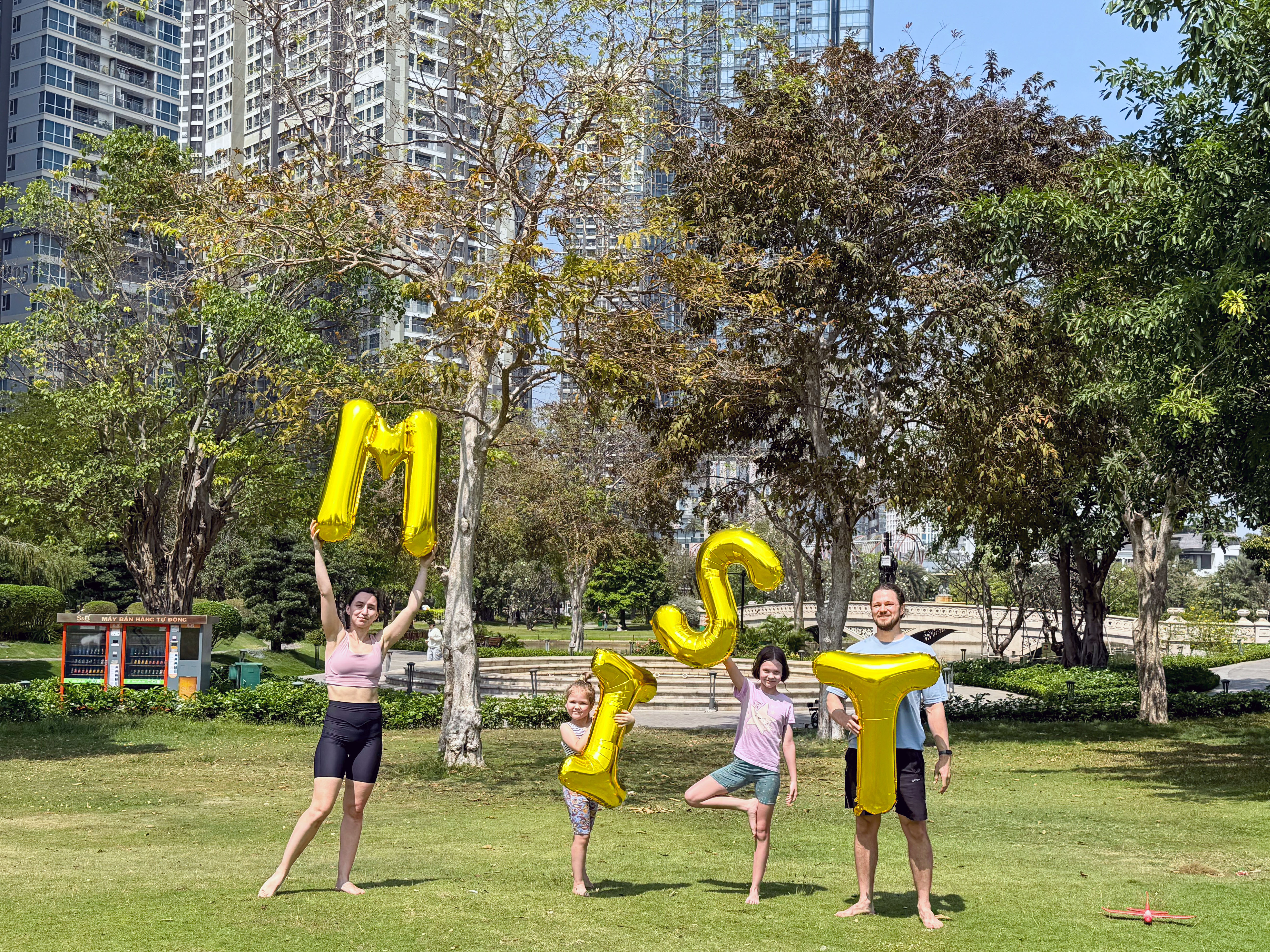 Vietnam-Saigon-Vinhomes-Central-Park-Mist-Silence-Was-Golden-gold-balloons