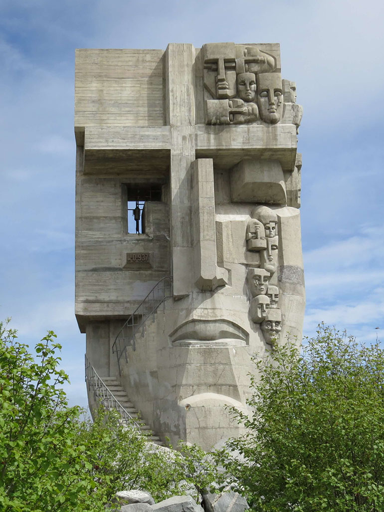 Ernst-Neizvestny-Mask-of-Sorrow-1996-concrete-15-meters-high-installation-view-Magadan-Russia-feat