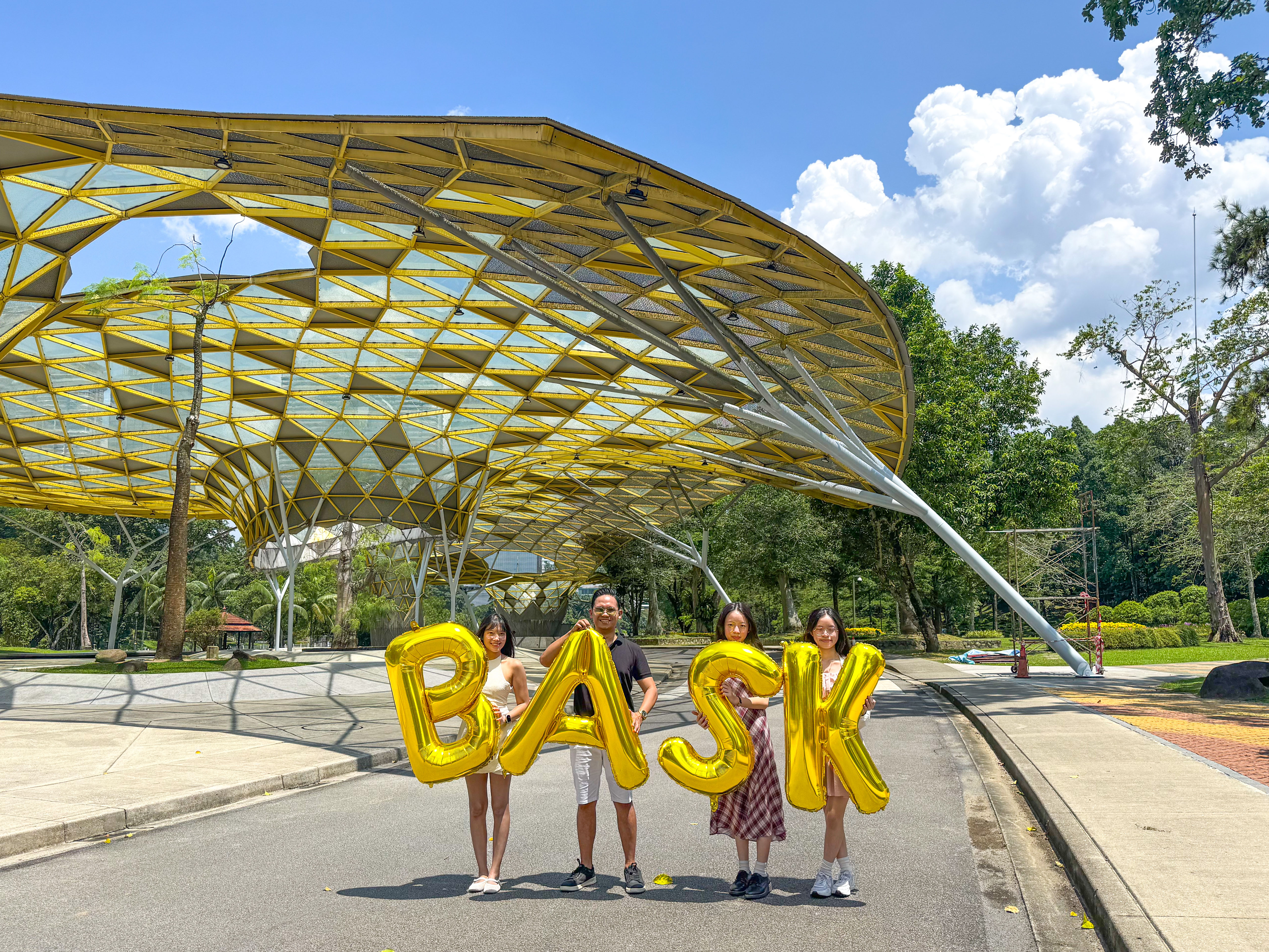 Malaysia, Kuala Lumpur, Laman Perdana - Bask, Silence Was Golden, gold balloons